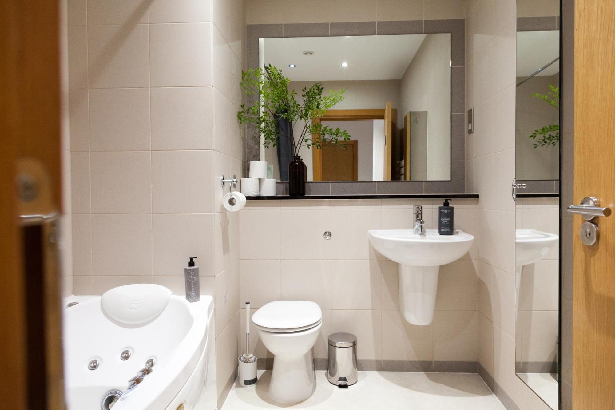 Weekly & Monthly Stays In Penthouse For Contractors Or Leisure Single Or Superking Beds Available Birkenhead Kültér fotó